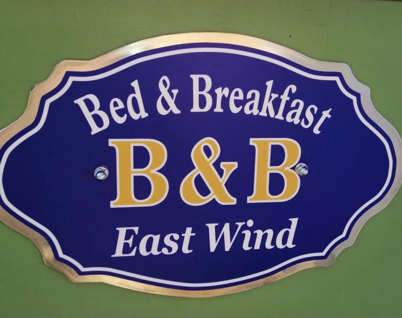 East Wind Panzió Medea Kültér fotó